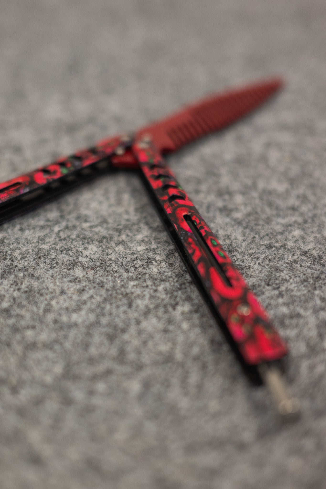 Peigne Papillon Albainox Rouge Têtes de Mort — Entraîne tes Trucos avec Flow et Précision